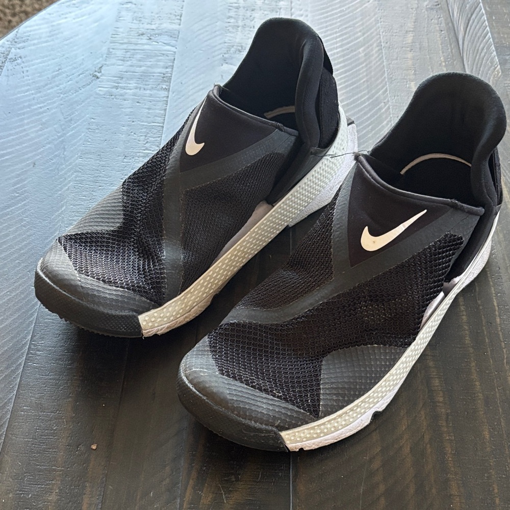 Nike Black and White flyease  Slip-On Sneakers